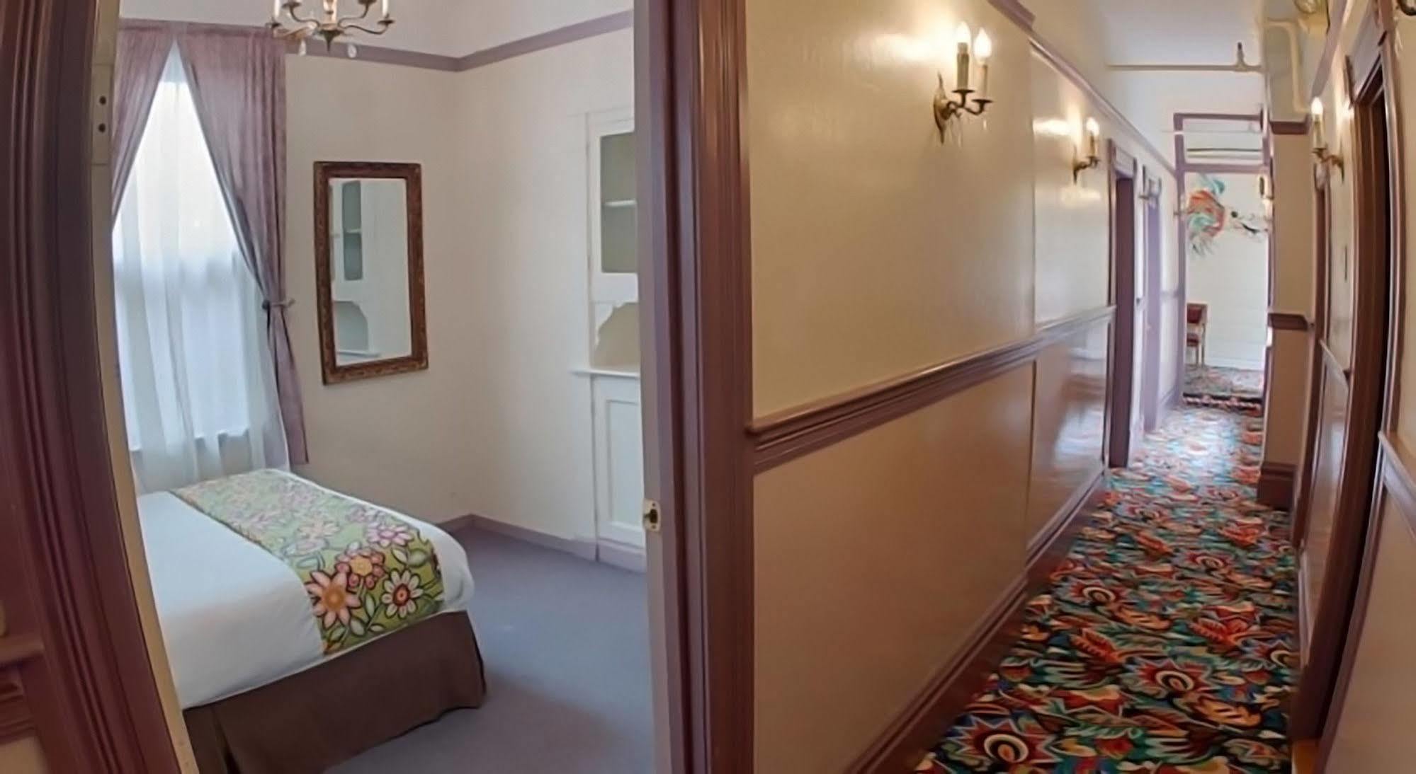 Green Tortoise Hostel *